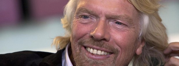 W młodości Richard Branson był kilkanaście razy wyrzucany ze szkoły. Twórca Virgin Group ma stwierdzoną dysleksję, a w czasie ostatniego dnia spędzonego w szkole, jego nauczyciel Robert Drayson powiedział mu, że w przyszłości trafi do więzienia lub zostanie milionerem. Ostatecznie Branson poszedł tą drugą drogą. Dziś – nie posiadający dyplomu wyższej uczelni – Brytyjczyk jest właścicielem linii lotniczych, wyspy na Karaibach, sieci biur podróży i przedsiębiorstwa telekomunikacyjnego. Całkiem nieźle…