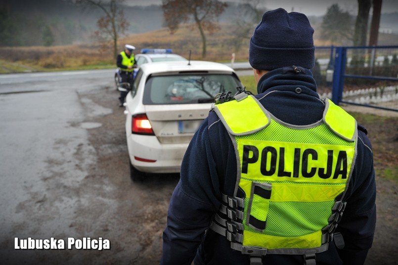 Policja kontroluje kierowcę i stan techniczny samochodu