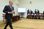 Donald Tusk podczas przerwy w trakcie przesłuchania przez sejmową komisję śledczą ds. Amber Gold w 2018r.