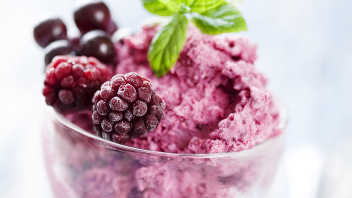 Nareszcie po tak długiej zimie i kapryśnych początkach wiosny zrobiły się piękne i upalne dni. Lato to nasz sezon na lody. I chociaż nauczyliśmy się je jeść także w innych porach roku, to właśnie teraz kupujemy ich najwięcej. Możemy jednak zrobić je też w zaciszu swojego domu. Takie są najlepsze!