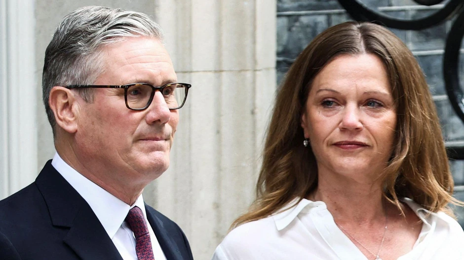 Kir Starmer sa suprugom Viktorijom ispred sedišta Vlade u Londonu | Foto: REUTERS/Toby Shepheard