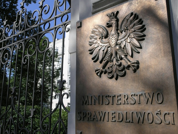 Ile zarabiają w ministerstwach? "Posłowie mogą czuć się sfrustrowani"