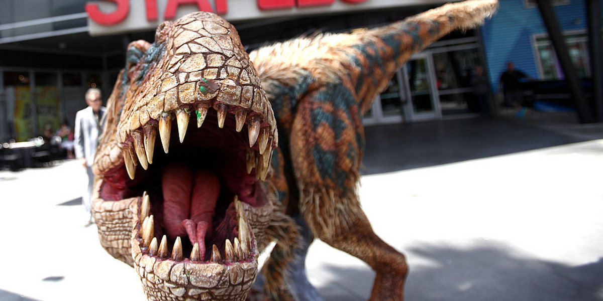 W USA jeśli ktoś odkryje skamielinę na prywatnym terenie, zostaje jej właścicielem. Wystawiony na sprzedaż tyranozaur został wydobyty w stanie Montana na północy Stanów Zjednoczonych z terenu należącego do "łowcy skamielin". Na zdjęciu makieta T.rexa przed wystawą w Los Angeles. 