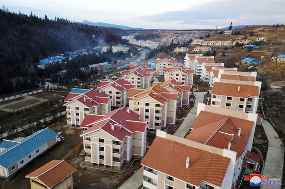 Koreańska Centralna Agencja Prasowa z okazji kontroli przeprowadzanej przez Kim Dzong Una w Samjiyon pokazała nowe zdjęcia miasta, które zbudowano nieopodal granicy z Chinami