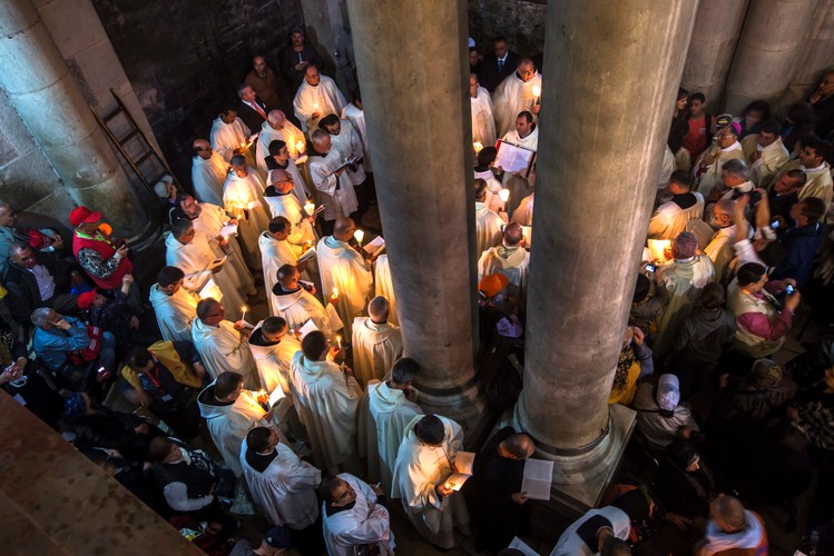 Tłumy wiernych w Bazylice Bożego Grobu w Jerozolimie