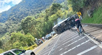 Autobus wypadł zza zakrętu przewrócił się, uderzając w skarpę. Jest wiele ofiar