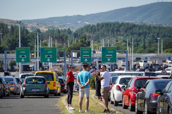 (VIDEO) POTPUNI HAOS NA EVOZNIJU ZBOG GUŽVE! Za dlaku izbegnuta opšta tuča, turisti SVE SNIMILI: Nervozni vozači ušli u koštac, izbila žestoka svađa