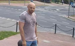 Ten mężczyzna usiadł na barkach posągu Lecha Kaczyńskiego. Policja publikuje jego wizerunek