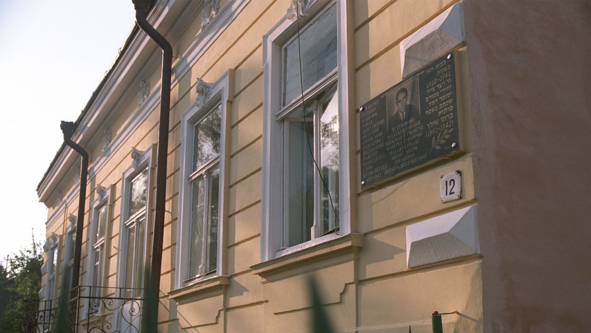 W nocy 23 na 24 października br. zostało zalane znajdujące się w Drohobyczu Muzeum-Pokój Brunona Schulza. Woda ciekła z uruchamianej uniwersyteckiej instalacji grzewczej. Mimo obowiązku monitoringu instalacji w czasie rozruchu, awarię stwierdzono dopiero, kiedy woda lała się po elewacji budynku oraz w jego wnętrzu.