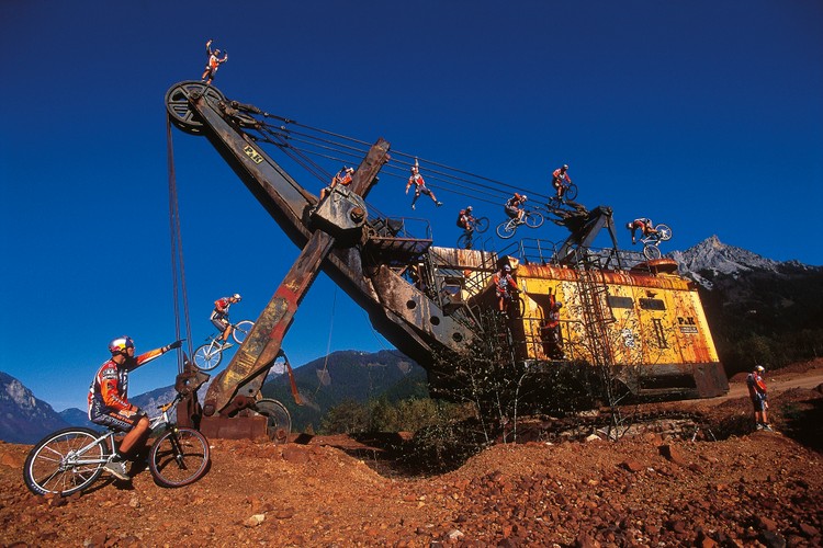 Opuszczona koparka to fantastyczne miejsce zabawy i kolarstwa ekstremalnego