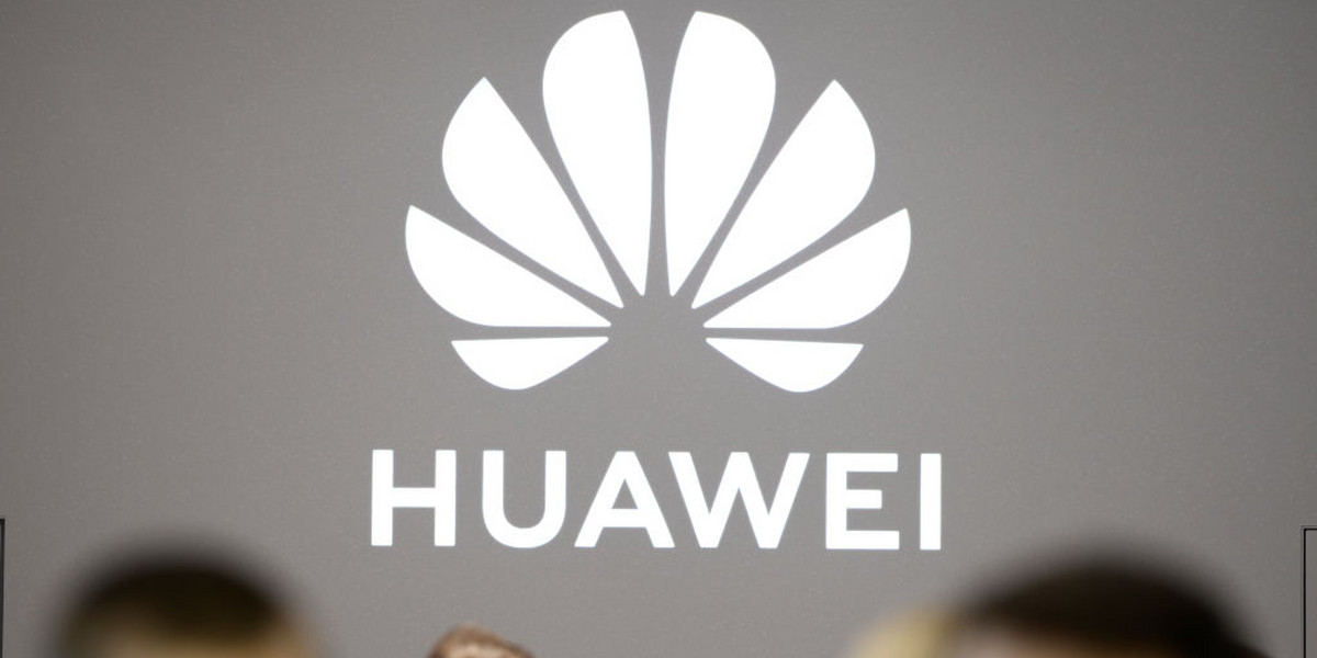 Huawei to jeden z największych producentów telefonów komórkowych na świecie. Wokół firmy narasta w ostatnich miesiącach coraz więcej kontrowersji. W Polsce ABW zatrzymała niedawno Polaka Piotra D. i Chińczyka podejrzanych o współpracę z chińskimi służbami specjalnymi