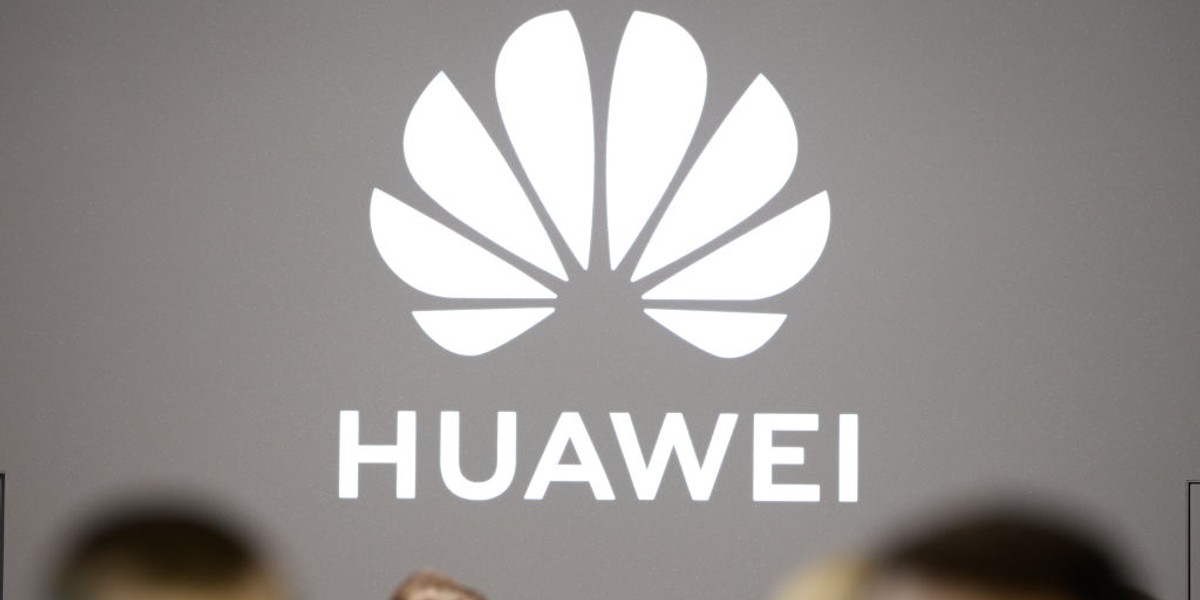 Huawei to jeden z największych producentów telefonów komórkowych na świecie. Wokół firmy narasta w ostatnich miesiącach coraz więcej kontrowersji. W Polsce ABW zatrzymała niedawno Polaka Piotra D. i Chińczyka podejrzanych o współpracę z chińskimi służbami specjalnymi