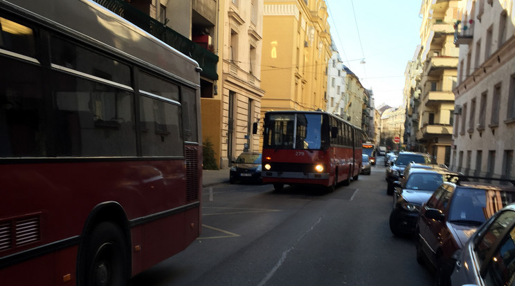 A Jászai Mari-téri végállomásnál egy tilosban parkoló kocsi miatt állt a forgalom