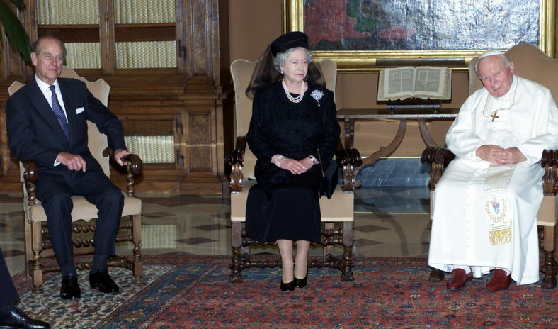 Elżbieta II wraz z mężem podczas wizyty u papieża Jana Pawła II