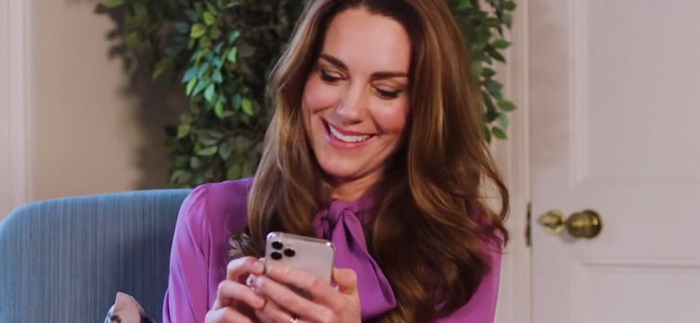 Kate Middleton odwróciła ekran telefonu. Przypadkowo pokazała, co wysyła najbliższym