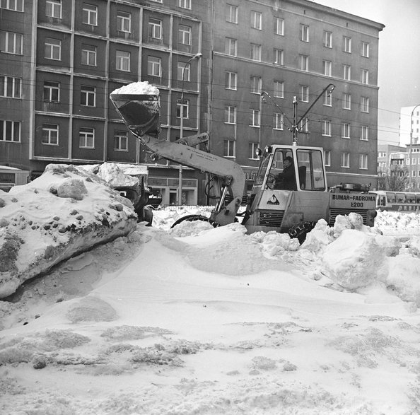 Odśnieżanie ul. Puławskiej w Warszawie, 1978 rok (Narodowe Archiwum Cyfrowe, Archiwum Grażyny Rutowskiej, sygnatura: 3/40/0/14/154).