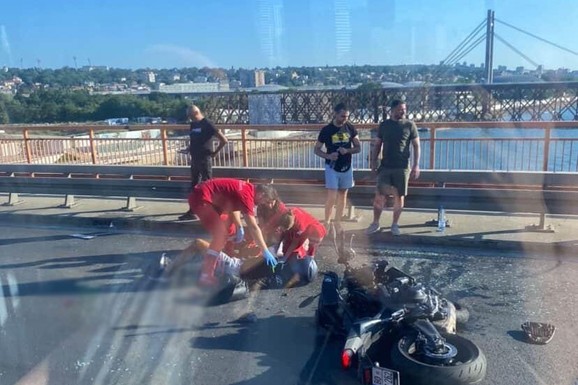 (FOTO) JEZIVE SCENE NA GAZELI! Muškarac sav u krvi leži nasred ulice: Saobraćaj BLOKIRAN, ogromne kolone u smeru ka gradu