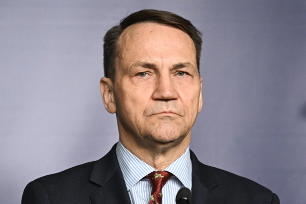 Warszawa, 12.11.2024. Minister spraw zagranicznych Radosław Sikorski podczas konferencji prasowej po spotkaniu z wysokim przedstawicielem Unii Europejskiej do spraw zagranicznych i polityki bezpieczeństwa, wiceprzewodniczącym Komisji Europejskiej Josepem Borrellem w siedzibie Ministerstwa Spraw Zagranicznych w Warszawie