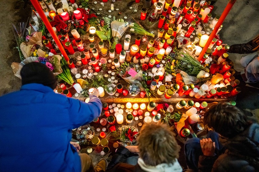 Sveće za žrtve požara u Kran-Montani