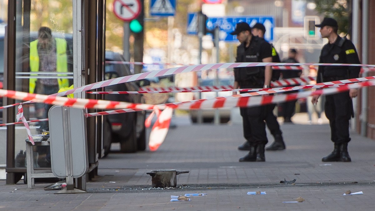 We Wrocławiu trwają intensywne poszukiwania sprawcy, który podłożył wczoraj ładunek wybuchowy w autobusie linii 145. Policjanci wytypowali już osobę, która miała to zrobić. Nie podają jednak na jej temat żadnych informacji. – Zrobimy to zaraz po zatrzymaniu – podkreśla rzecznik dolnośląskiej policji. Przypomnijmy, tylko dzięki szybkiej reakcji jednego z pasażerów i kierowcy autobusu udało się zapobiec tragedii.