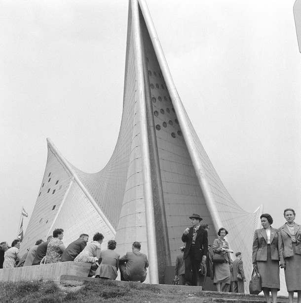 Pawilon Philipsa autorstwa Le Corbusiera i Xenakisa na EXPO w Brukseli, 1958 r