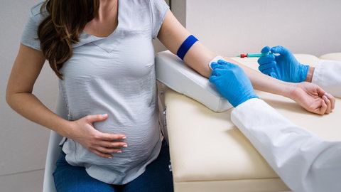 Co może oznaczać niski hematokryt w ciąży? Położna wyjaśnia