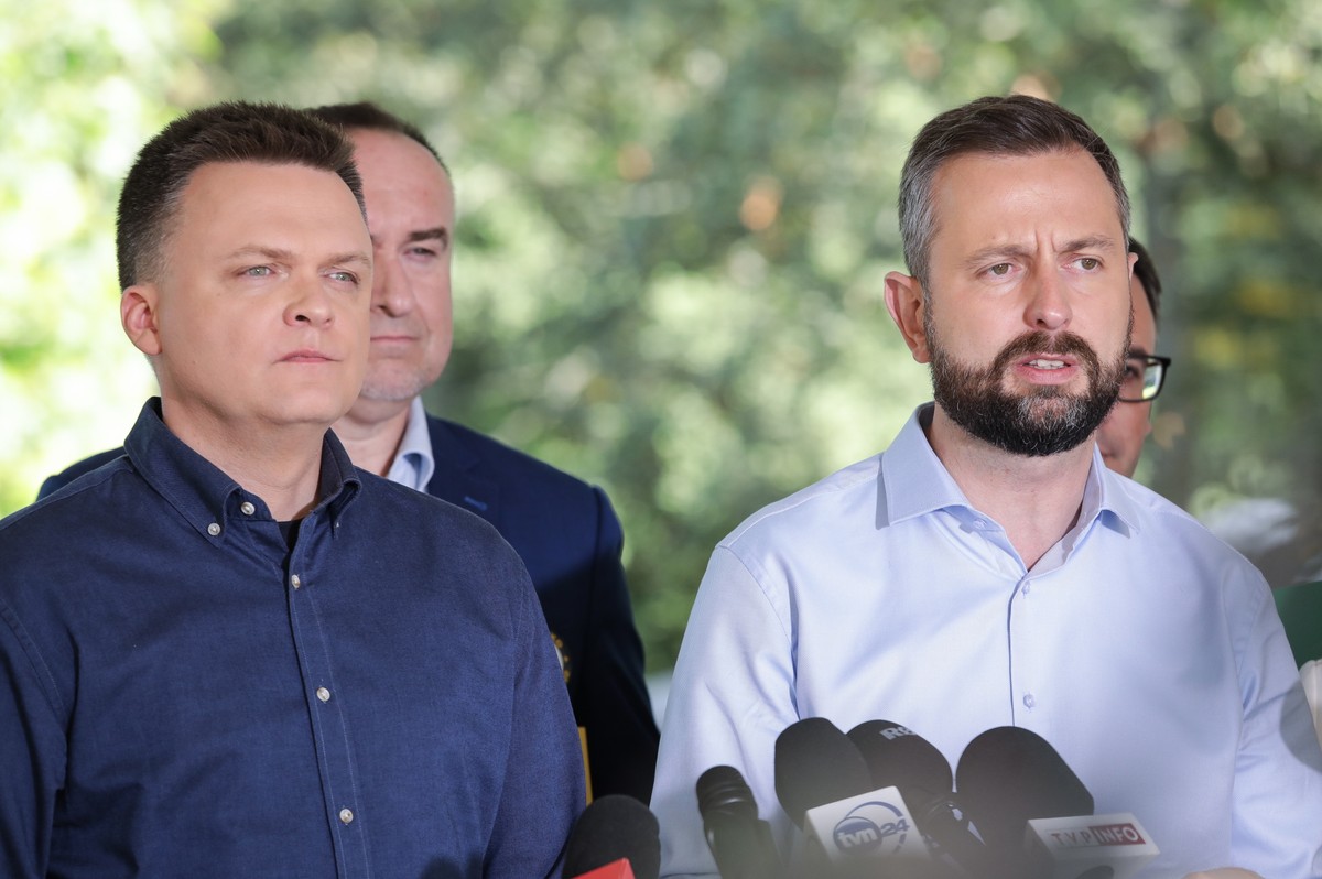 Szymon Hołownia oraz Władysław Kosiniak-Kamysz podczas konferencji prasowej w podcieniach Senatu w Warszawie, PAP/Tomasz Gzell