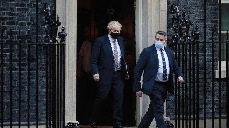 Premier Wielkiej Brytanii Boris Johnson wychodzi z domu na Downing Street