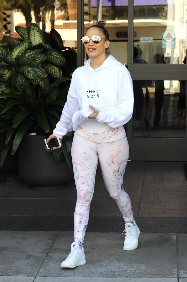 Jennifer Lopez w sportowym stroju na ulicach Beverly Hills