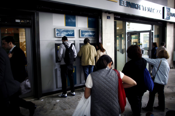 Grecy czekają w kolejce do bankomatu