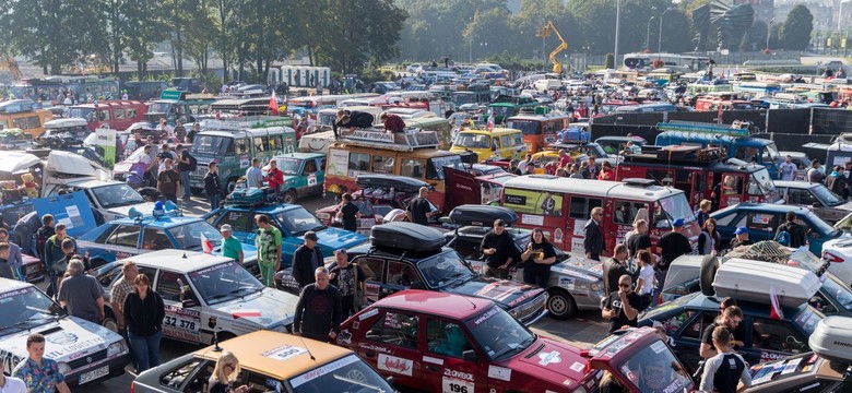 Złombol pobił rekord. 450 starych samochodów wyruszyło do Tunezji