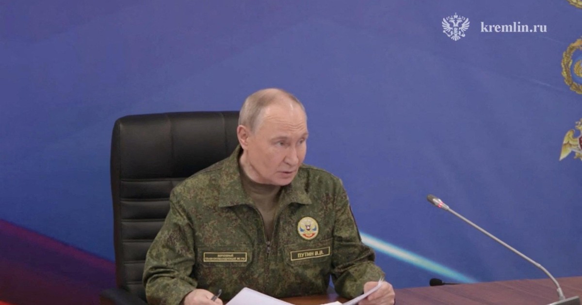 Putin pojawił się w mundurze. Natychmiast podgrzał atmosferę groźbą