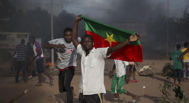 An anti-coup protester holds a Burkinabe flag in Ouagadougou, Burkina Faso, September 18, 2015. REUTERS/Joe Penney