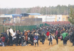 Kilkusetosobowa grupa próbowała przekroczyć granicę. W stronę funkcjonariuszy poleciały kamienie