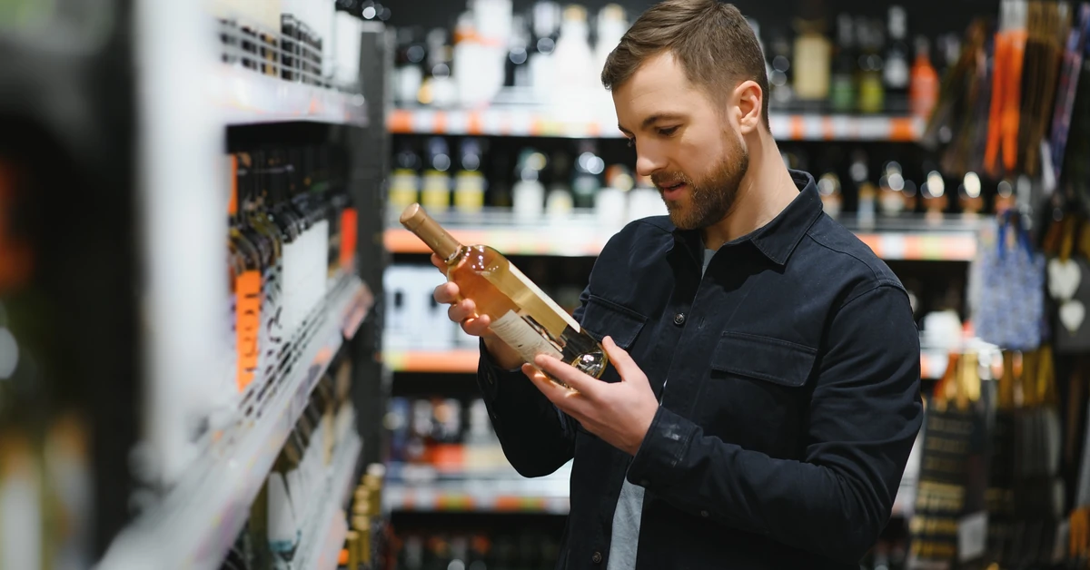 O której godzinie i w który dzień tygodnia Polacy kupują najczęściej alkohol? Zaskakujące dane z paragonów