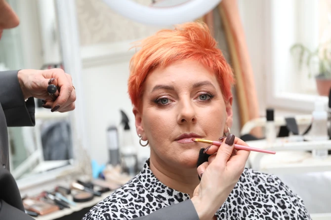 Usne su blago definisane u rozikasto-nude nijansi