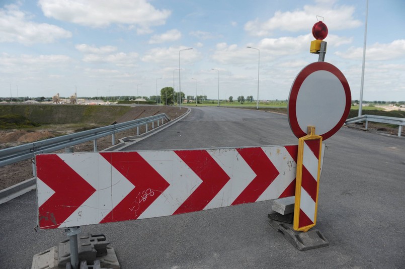 Na budowie północnej obwodnicy Jędrzejowa (Świętokrzyskie) trwają ostatnie prace, będzie ona gotowa na koniec października