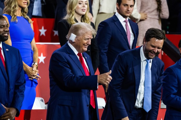 Republikański kandydat na prezydenta i były prezydent Donald Trump wraz ze swoim kandydatem na wiceprezydenta JD Vance'em, podczas wieczornej sesji w dniu otwarcia Narodowej Konwencji Republikanów w Fiserv Forum w Milwauke
