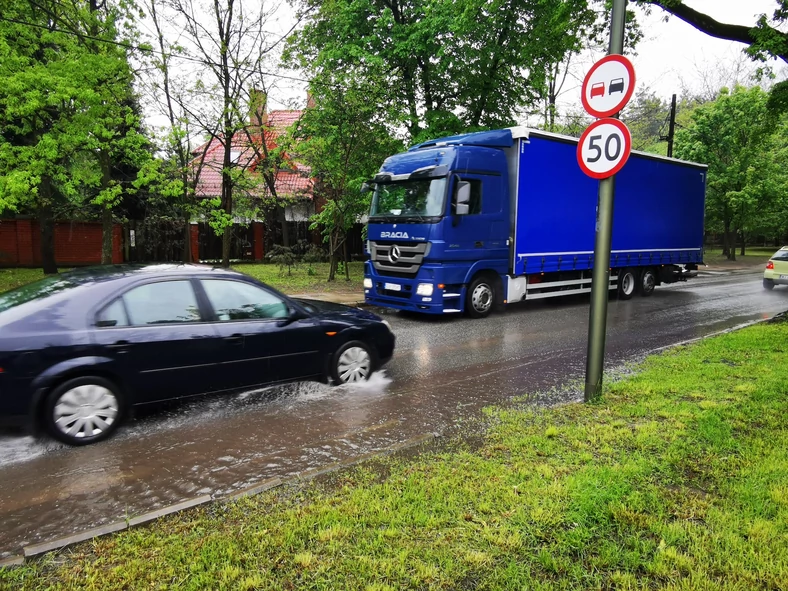 Od 1 czerwca 2021 znaki ograniczające prędkość do 50 km/h w terenie zabudowanym stracą rację bytu