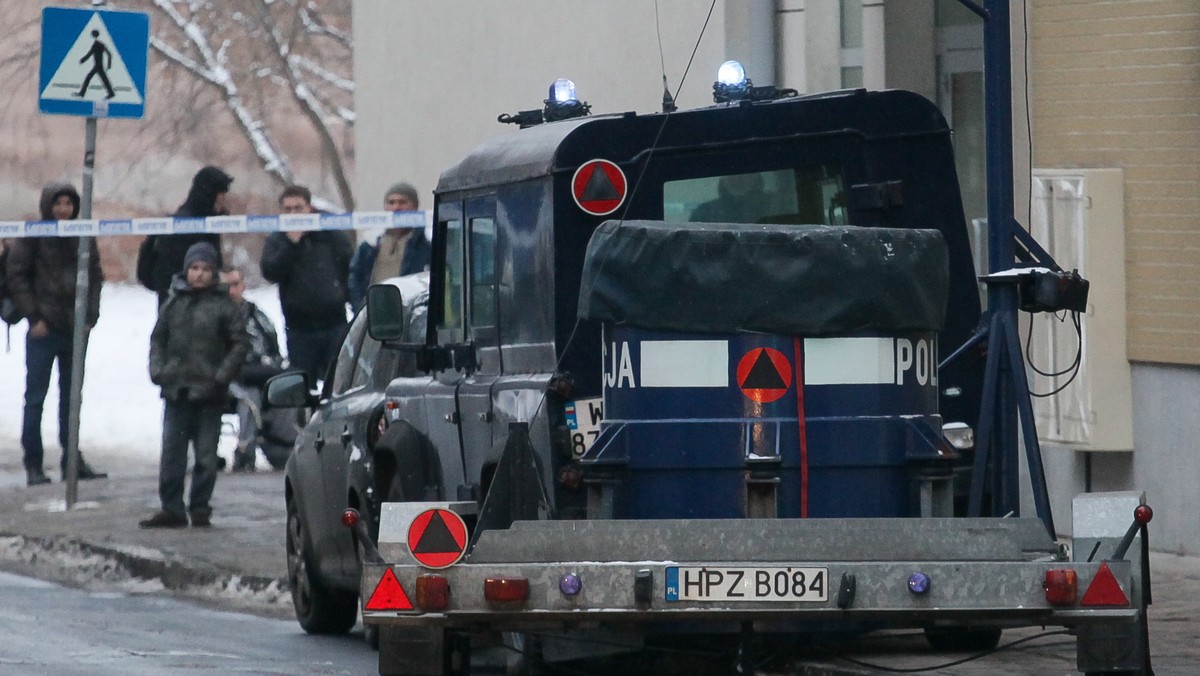 Prokuratura poinformowała, że motywem wczorajszej zbrodni w Warszawie były "wyłącznie rozliczenia finansowe". W ataku na Grochowie zginął Krzysztof Z., ekspert lotniczy i wiceprezes firmy wydawniczej. Prokuratura potwierdza, że zabił go prezes tejże firmy, Cezary S. W toczącym się śledztwie odkryto też potężny arsenał broni.