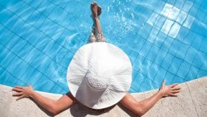 Pieniądze zagubione w innym kraju<BR><BR>
Trudniejszą sytuację napotykamy jeżeli poza dokumentami straciliśmy dostęp do kart i gotówki. W tej sytuacji pomocą służy równiez konsulat. Pracownicy placówki pomogą nam skontaktować się z osobami, które mogą nam bezpośrednio dostarczyć pieniądze. Jeżeli nie ma takiej możliwości - bez obaw. W takiej sytuacji również istnieją odpowiednie procedury - pieniądze mogą zostać wpłacone na konto Ministerstwa Spraw Zagranicznych i wypłacone przez konsula. W najgorszej sytuacji, konsul udzieli nam pomocy finansowej na powrót do kraju. W tym przypadku trzeba się pogodzić z myślą, że wracać będziemy najtańszym możliwym środkiem transportu.