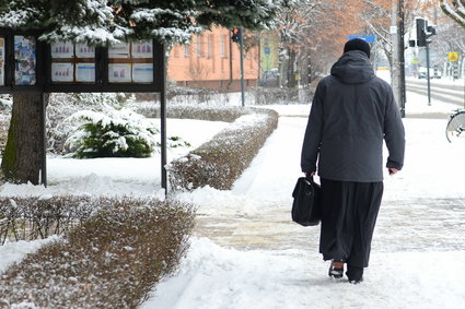 Księża ruszają po kolędzie. Ale większość kopert i tak muszą oddać