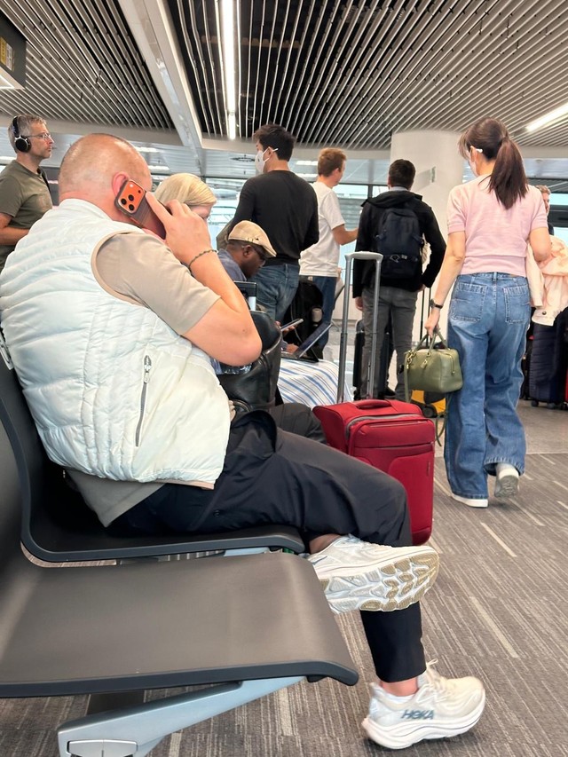 Đani spava na aerodromu