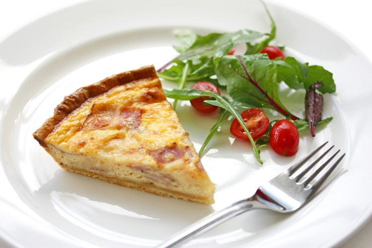 <b>Quiche lorraine </b><br />To francuska potrawa, której nazwa pochodzi od regionu Lorraine. Kruchy spód z nadzieniem z jajek, boczku i cebuli