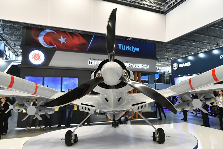 Dron bojowy Bayraktar TB2 prezentowany na XXX Międzynarodowym Salonie Przemysłu Obronnego w Kielcach.