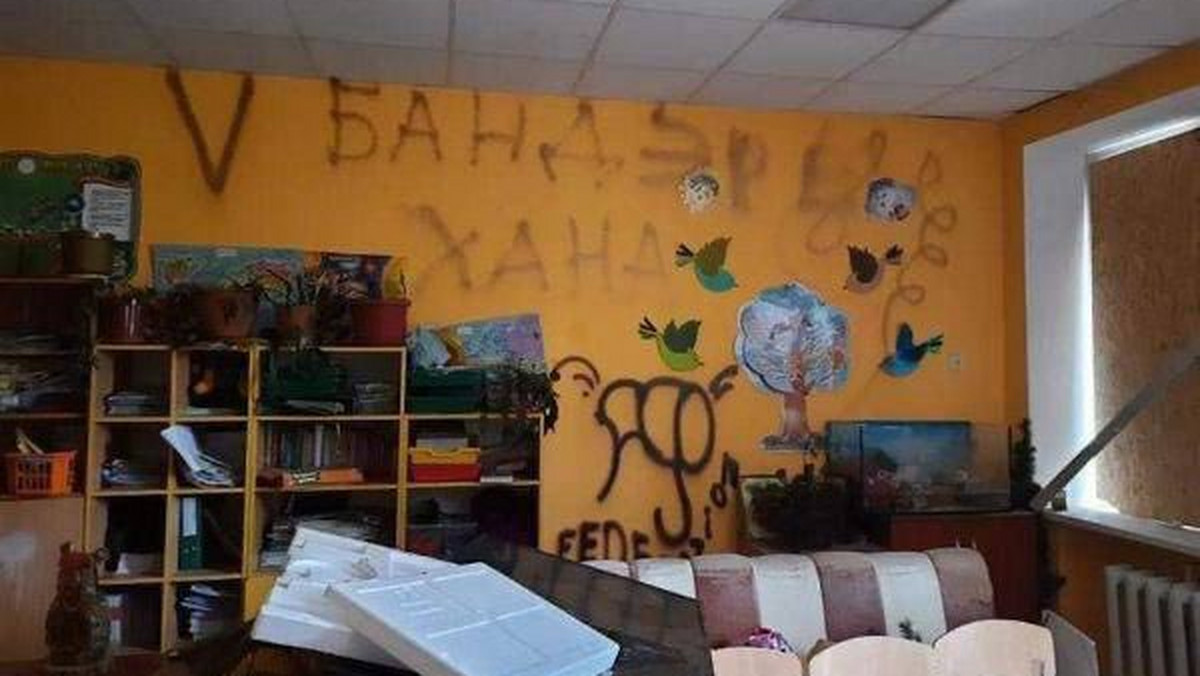 Ukraina: Szkoła zniszczona po rosyjskiej okupacji. Wulgarne napisy na ścianach