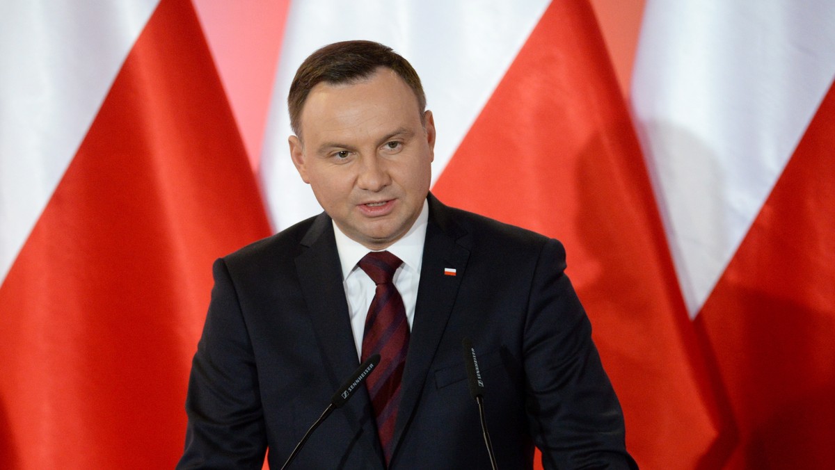 Prezydent zaznaczył w udzielonym wywiadzie, że Polska jedynie chce być traktowana w UE jak w pełni równorzędny partner. Zapewnił również, że Polska nie opuści Wspólnoty - sami Polacy nie poparliby takiego scenariusza. Odwołując się do idei Unii wielu prędkości, prezydent ocenił, że "tworzenie pewnych ekskluzywnych klubów to bardzo zła tendencja".