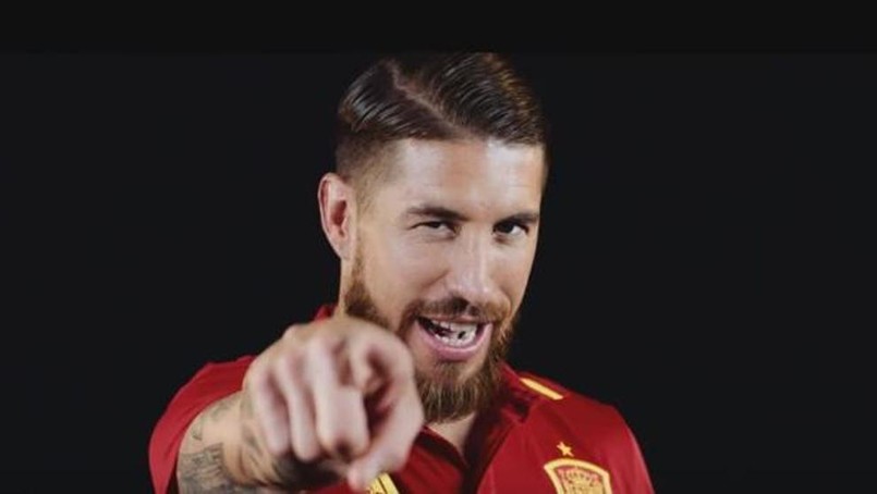 O tym, że śpiewać każdy może przekonuje nam gwiazdor hiszpańskiej reprezentacji Sergio Ramos. W klipie refren "la la la la la la la" śpiewają wszyscy piłkarze. Za numer odpowiada producent RedOne, który współpracował między innymi z Lady GaGą. Uwaga - numer wchodzi w głowę. W tekście jest sporo o nadziei, o tym że warto wznieść puchar, że śpiewamy gol gol gol. Hit jak się patrzy.