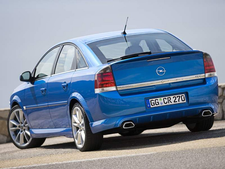 Opel Vectra OPC: mocniej, ale wolniej