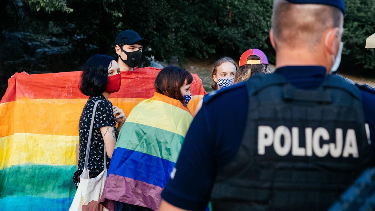 Interwencja policji po zawieszeniu tęczowej flagi na Smoku Wawelskim w Krakowie